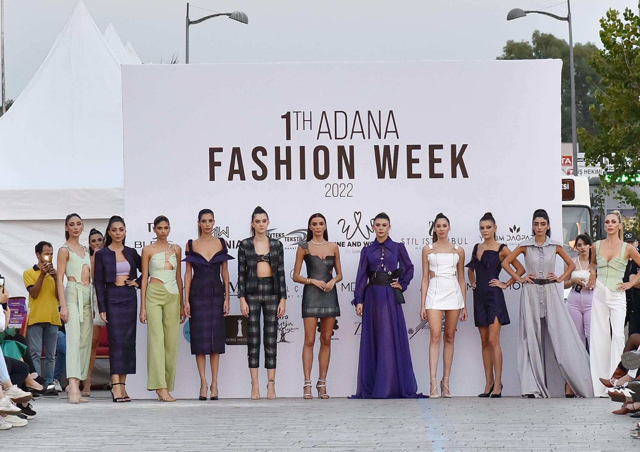 Tarihi Taş Köprü Üzerinde Moda Rüzgarı 