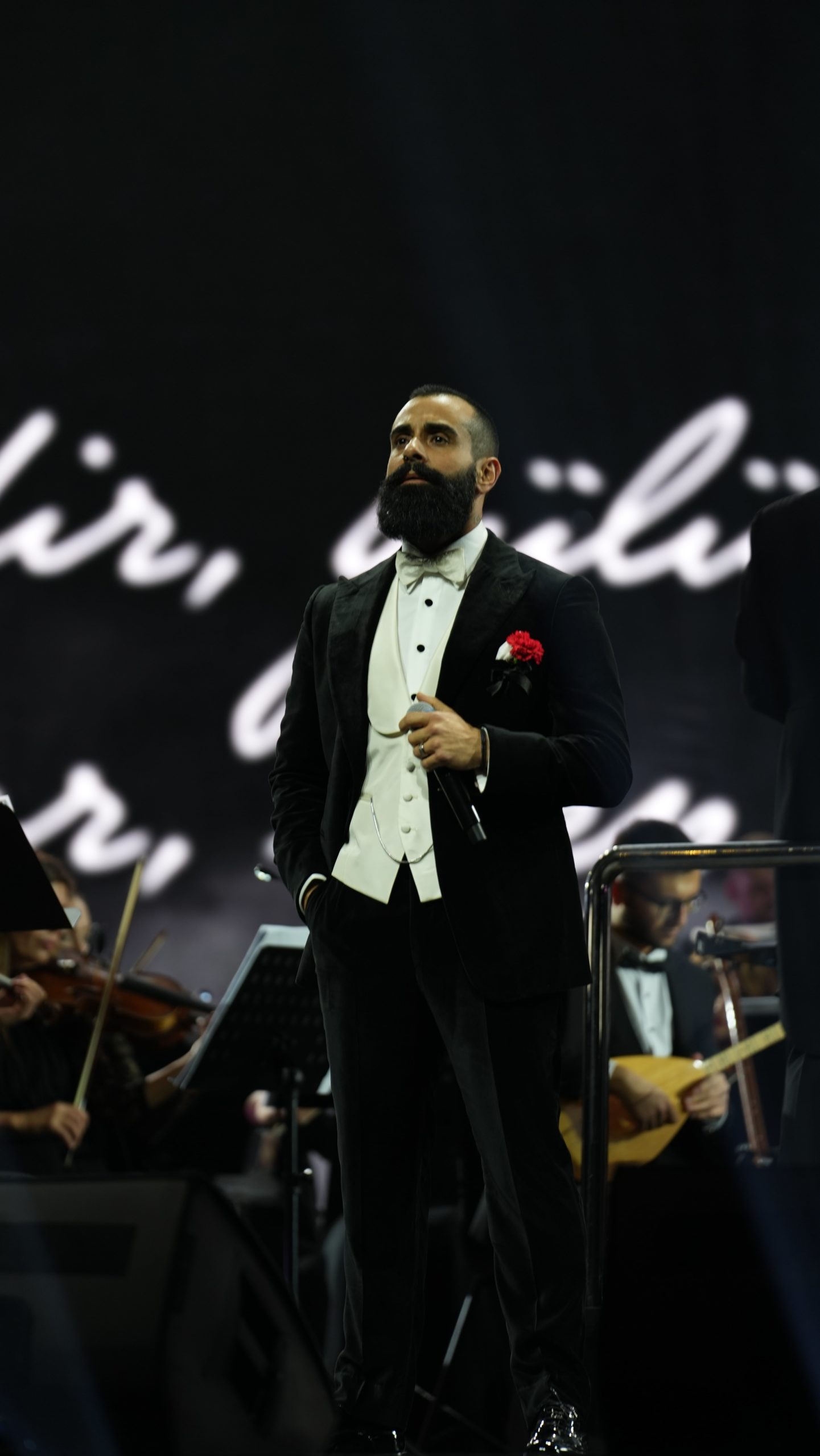 GÖKHAN TÜRKMEN İBB ‘ATA’yı sevdiği şarkılarla andığı gecede büyük orkestra ile söylediği şarkılarla büyüledi