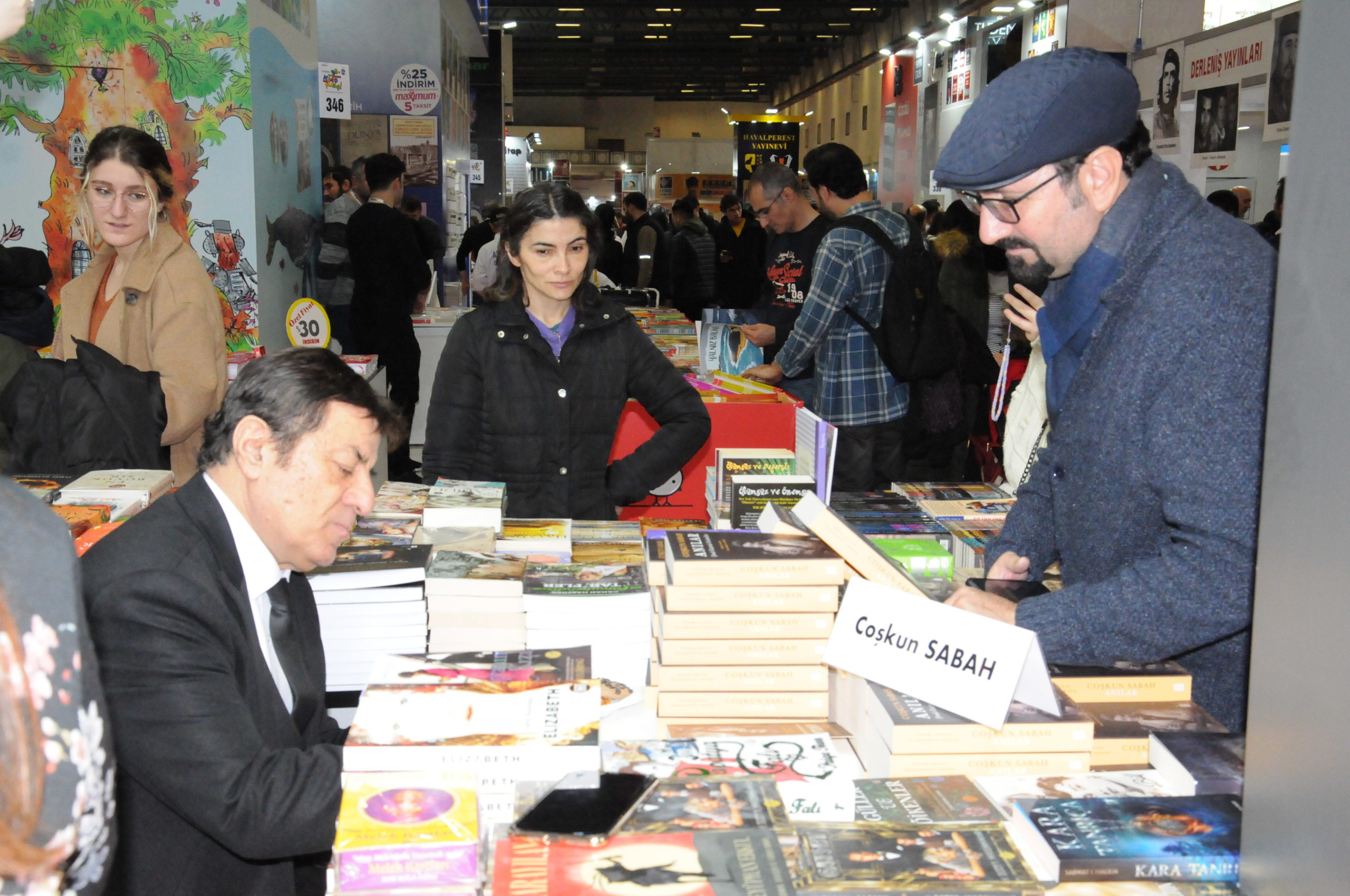 Coşkun Sabah Tüyap kitap fuarında imza günü düzenledi