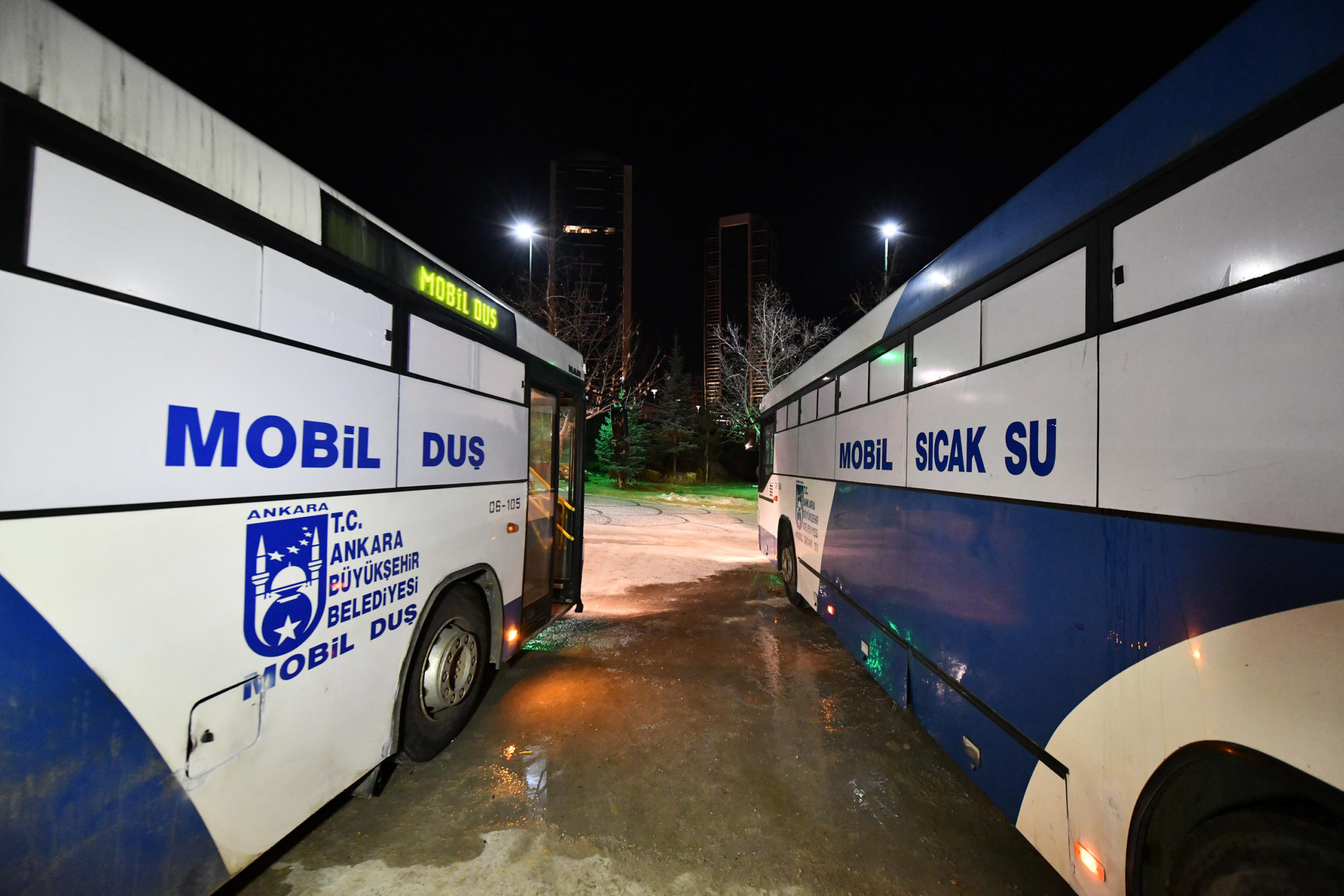 ANKARA BÜYÜKŞEHİR KAHRAMANMARAŞ’A DUŞ ALANLARI İLE MOBİL ÇAMAŞIRHANE VE BERBER GÖNDERİYOR